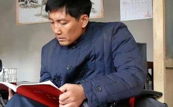 360配资网 51岁演员李崇霄骤然离世，跨国爱情感动众人，妻女如何撑起家？